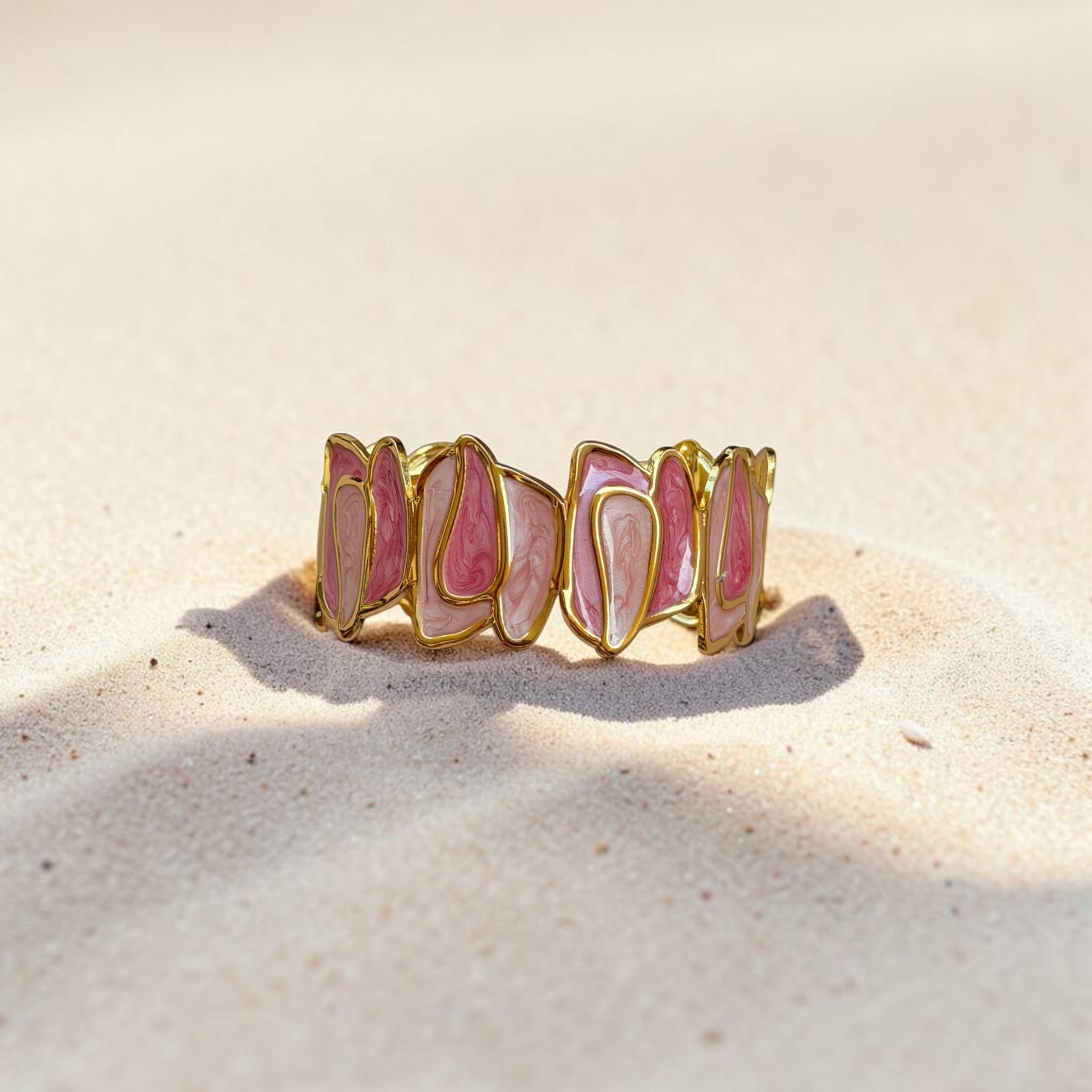 Bracelet manchette dorée émail rose