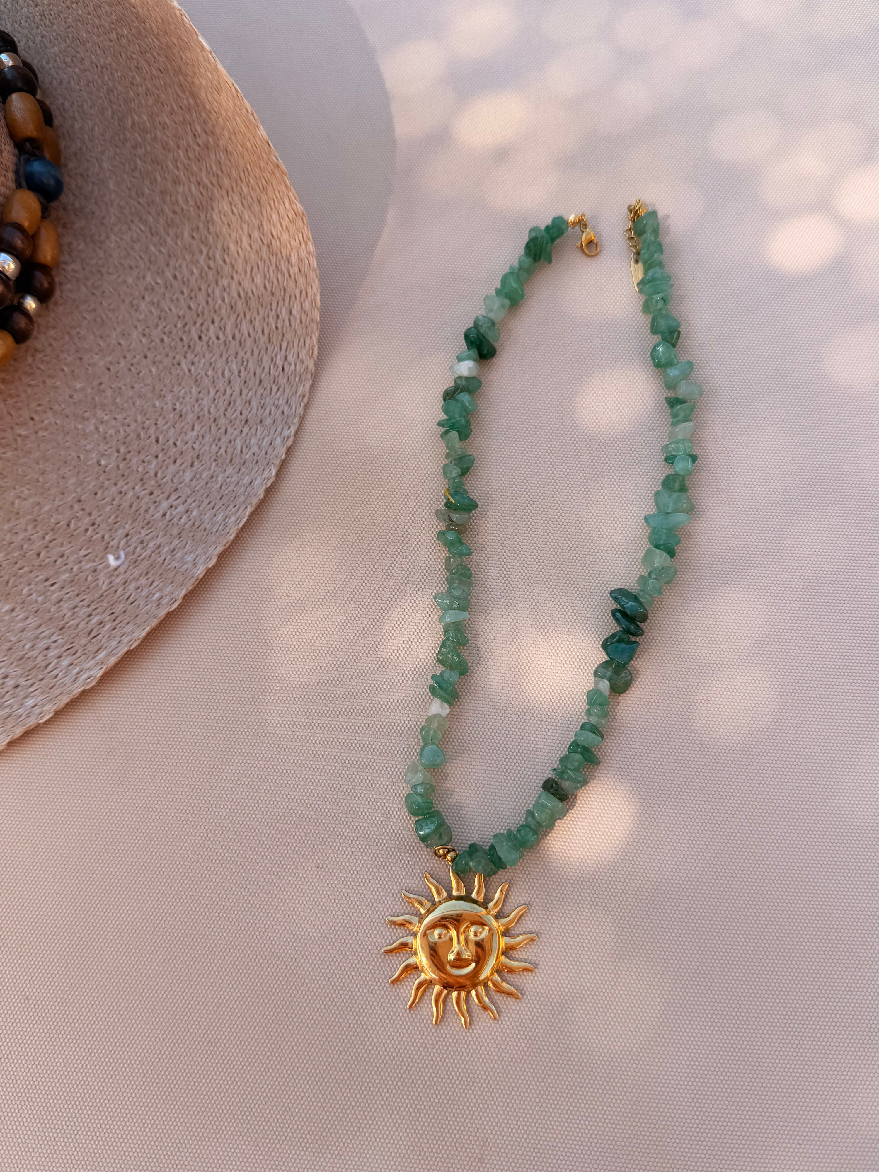 Collier pierre verte soleil doré